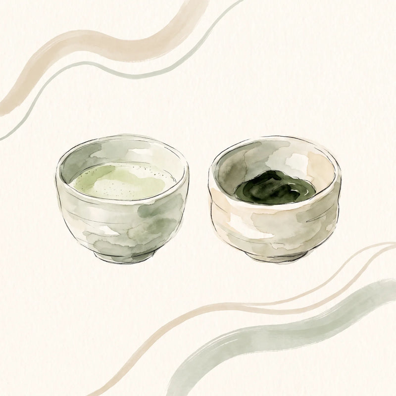 Dos cuencos de matcha lado a lado: uno con espuma ligera de usucha y otro con textura espesa y brillante de koicha
