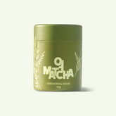 Lata verde de matcha ceremonial Oji Matcha de 30 g con el logo y la leyenda ceremonial grade