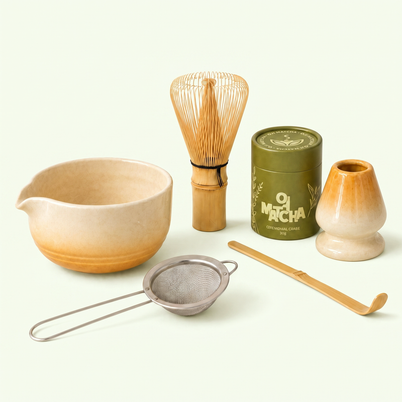 Kit ceremonial Oji Matcha Ritual Bundle en ambar: chawan, chasen, chashaku, colador, soporte y lata de matcha ceremonial 30g