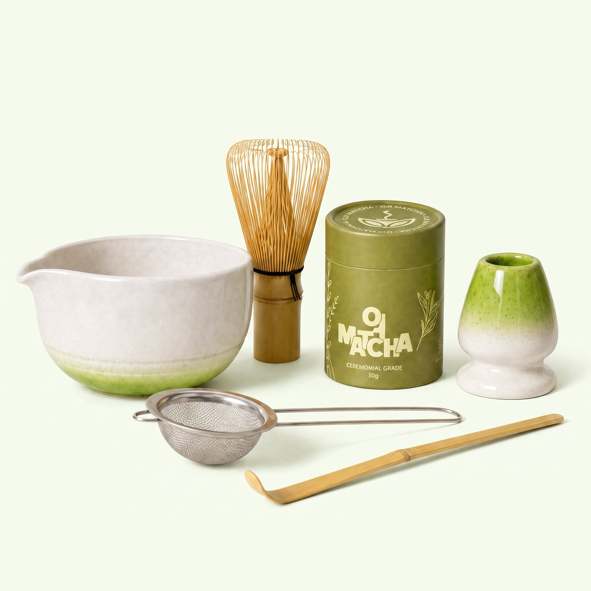 Kit ceremonial Oji Matcha Ritual Bundle en verde: chawan, chasen, chashaku, colador, soporte y lata de matcha ceremonial 30g