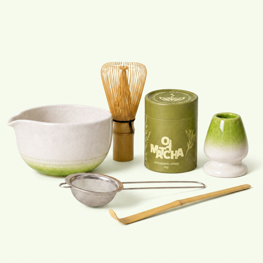 Kit ceremonial Oji Matcha Ritual Bundle en verde: chawan, chasen, chashaku, colador, soporte y lata de matcha ceremonial 30g