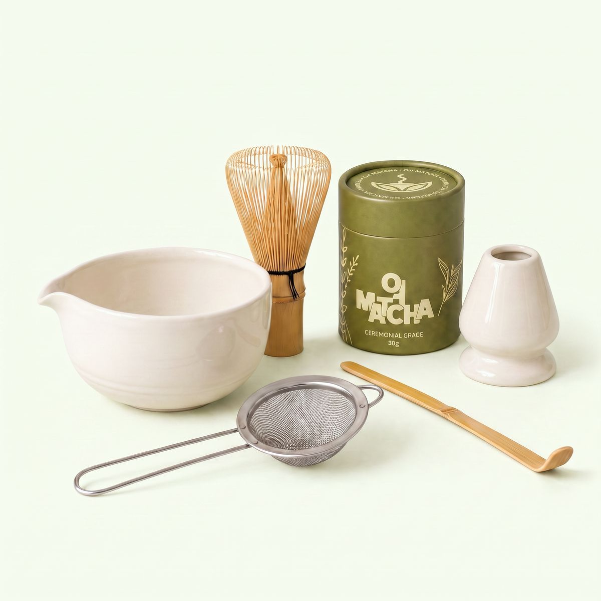 Kit ceremonial Oji Matcha Ritual Bundle en blanco: chawan, chasen, chashaku, colador, soporte y lata de matcha ceremonial 30g