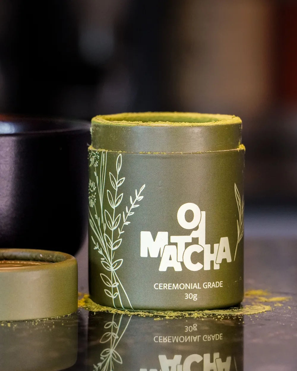 Lata abierta de Oji Matcha ceremonial con matcha en polvo recién servido