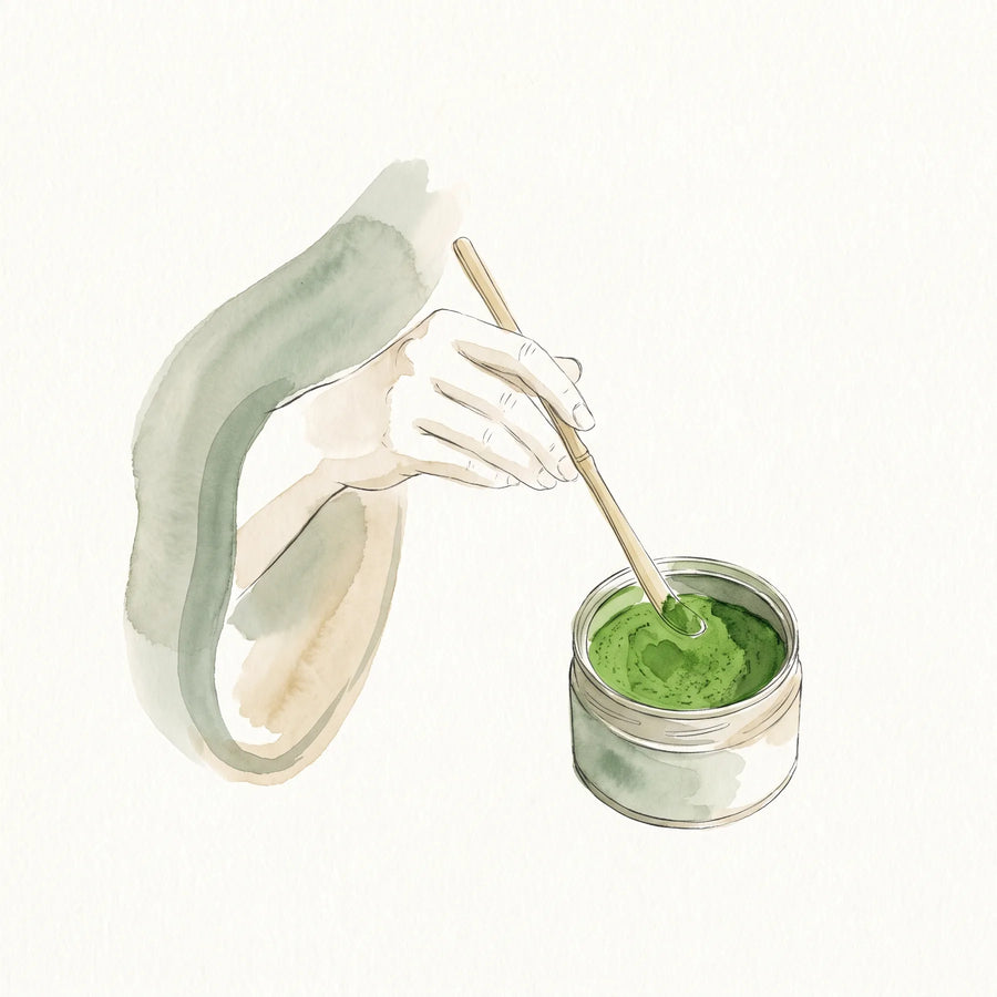 Primer plano de matcha en polvo verde esmeralda vertido junto a una lata con etiqueta de origen japonés