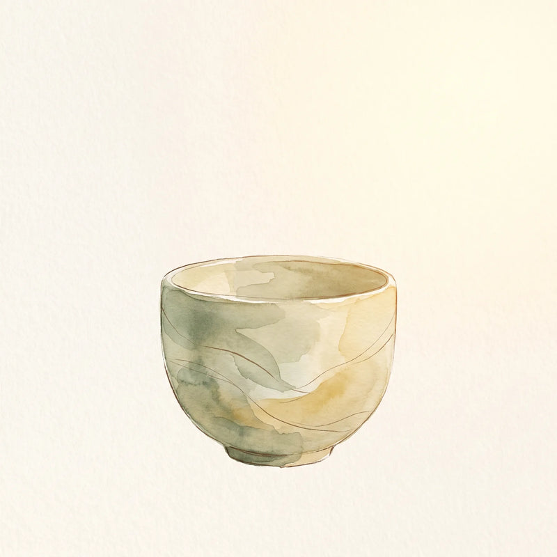 Taza de matcha ceremonial preparado solo con agua junto a un reloj, representando el consumo de matcha durante el ayuno intermitente