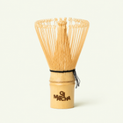 Chasen de bambú dorado de 100 púas con logo Oji Matcha grabado en el mango