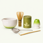 Ritual Bundle Wakaba: chawan verde, chasen, chashaku, colador, soporte y lata de matcha ceremonial de 30 g