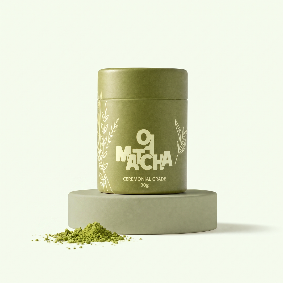 Lata de Oji Matcha ceremonial 30g sobre pedestal verde salvia con polvo de matcha