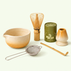 Kit ceremonial Oji Matcha Ritual Bundle en ambar: chawan, chasen, chashaku, colador, soporte y lata de matcha ceremonial 30g