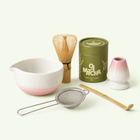 Kit ceremonial Oji Matcha Ritual Bundle en rosado: chawan, chasen, chashaku, colador, soporte y lata de matcha ceremonial 30g
