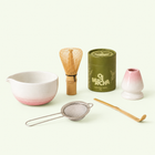 Ritual Bundle Sakura: chawan rosado, chasen, chashaku, colador, soporte y lata de matcha ceremonial de 30 g